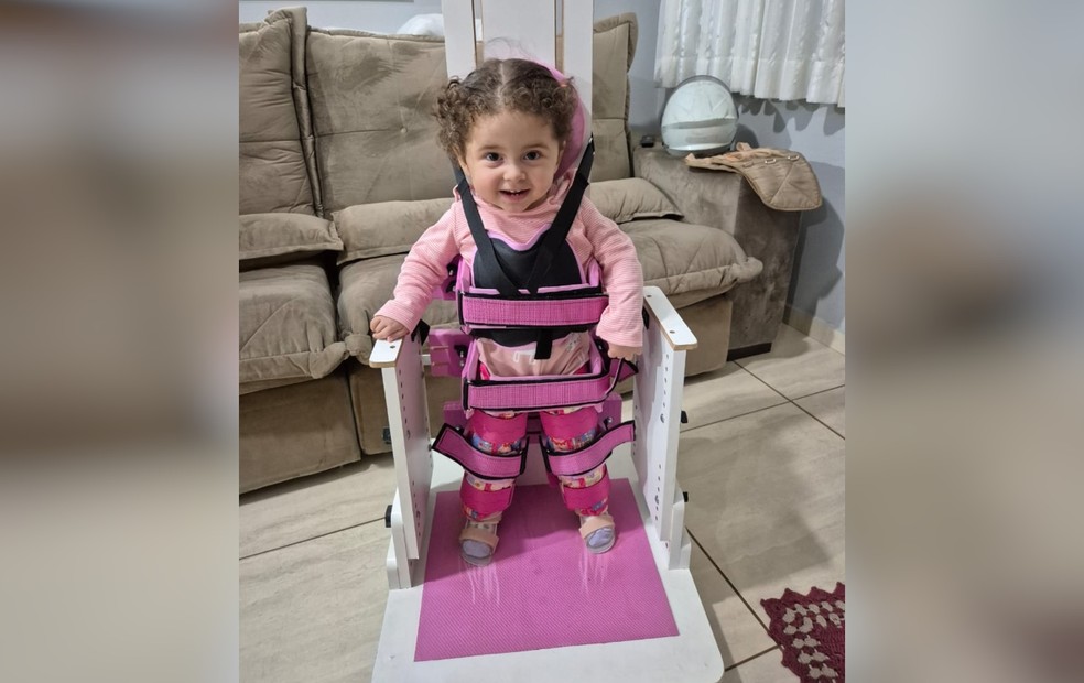 Luiza passa por diversos tratamentos para impedir o enfraquecimento dos músculos causados pela doença genética — Foto: Arquivo pessoal/Andreza de Oliveira Bezerra