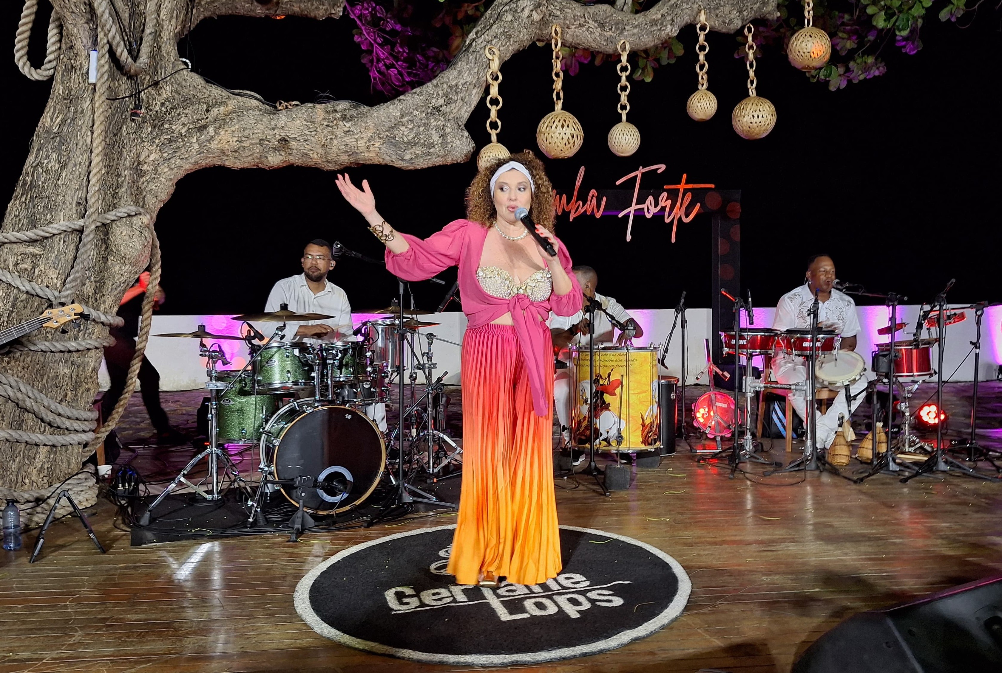 Gerlane Lops grava especial ‘Samba Forte’ em Fernando de Noronha