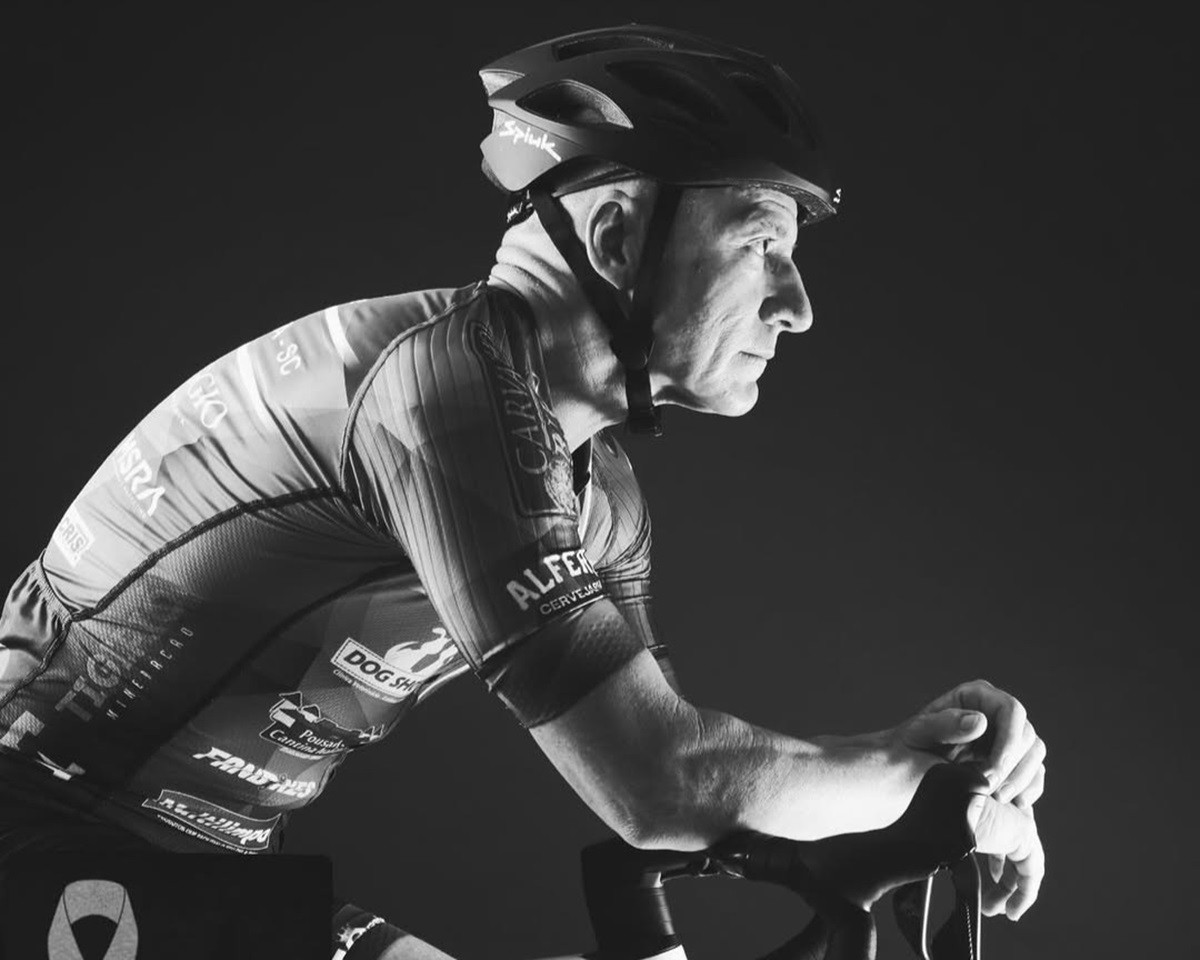 Ciclista de 57 anos morre após ser encontrado caído em trilha durante competição em SC