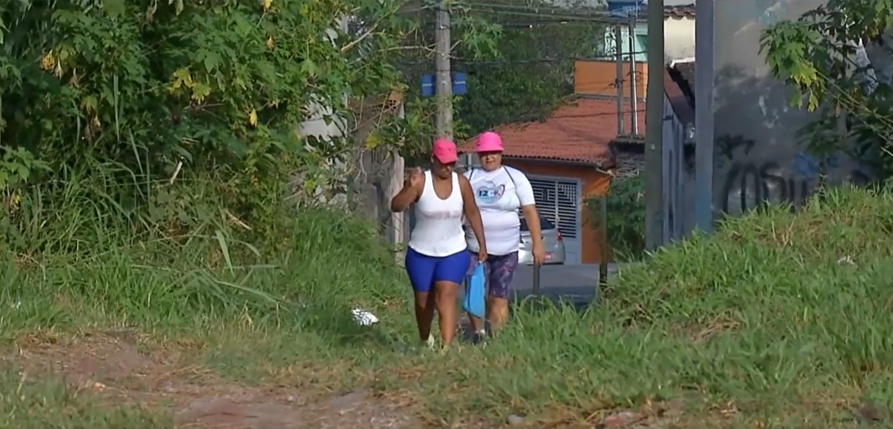 Pedestres criam caminhos para encurtar trajetos em Mogi das Cruzes