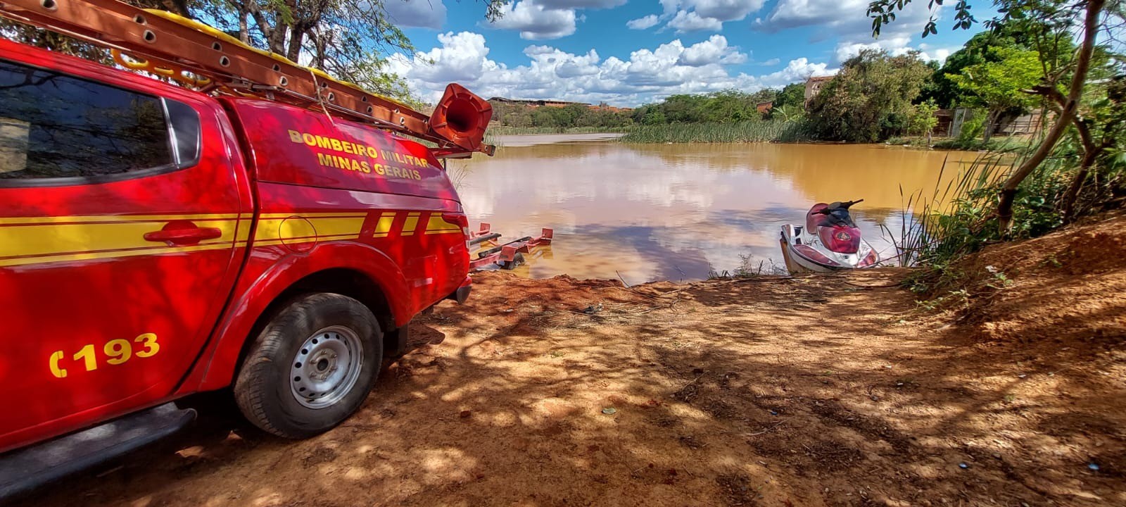 Bombeiros resgatam corpo de homem que estava desaparecido em lagoa de Montes Claros