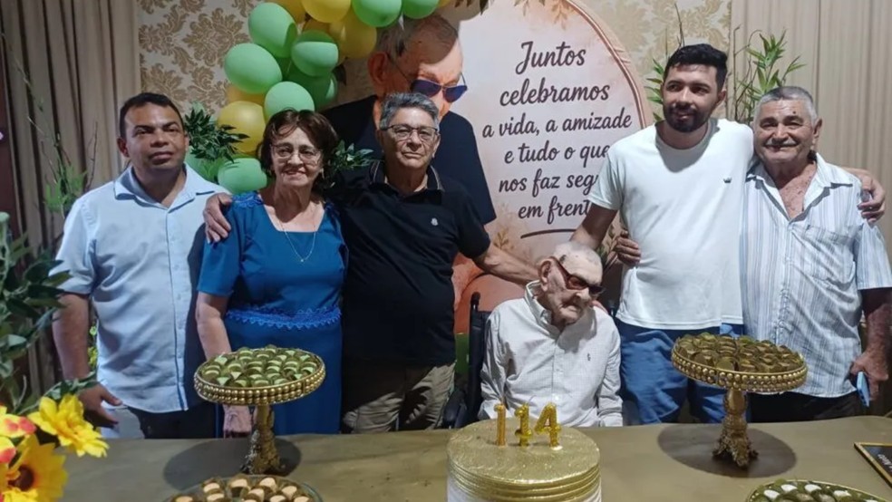 Família celebra 114 anos de João Marinho Neto, homem mais velho do mundo: 'Estamos com a esperança de comemorar os 115' — Foto: Iara Souza/LongeviQuest