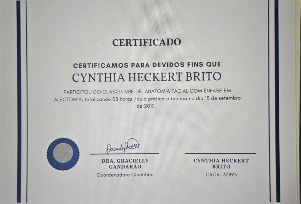 Certificado de Cynthia Heckert Brito como aluna de Gracielly Gandarão, ré em processo na Justiça do Rio — Foto: Reprodução