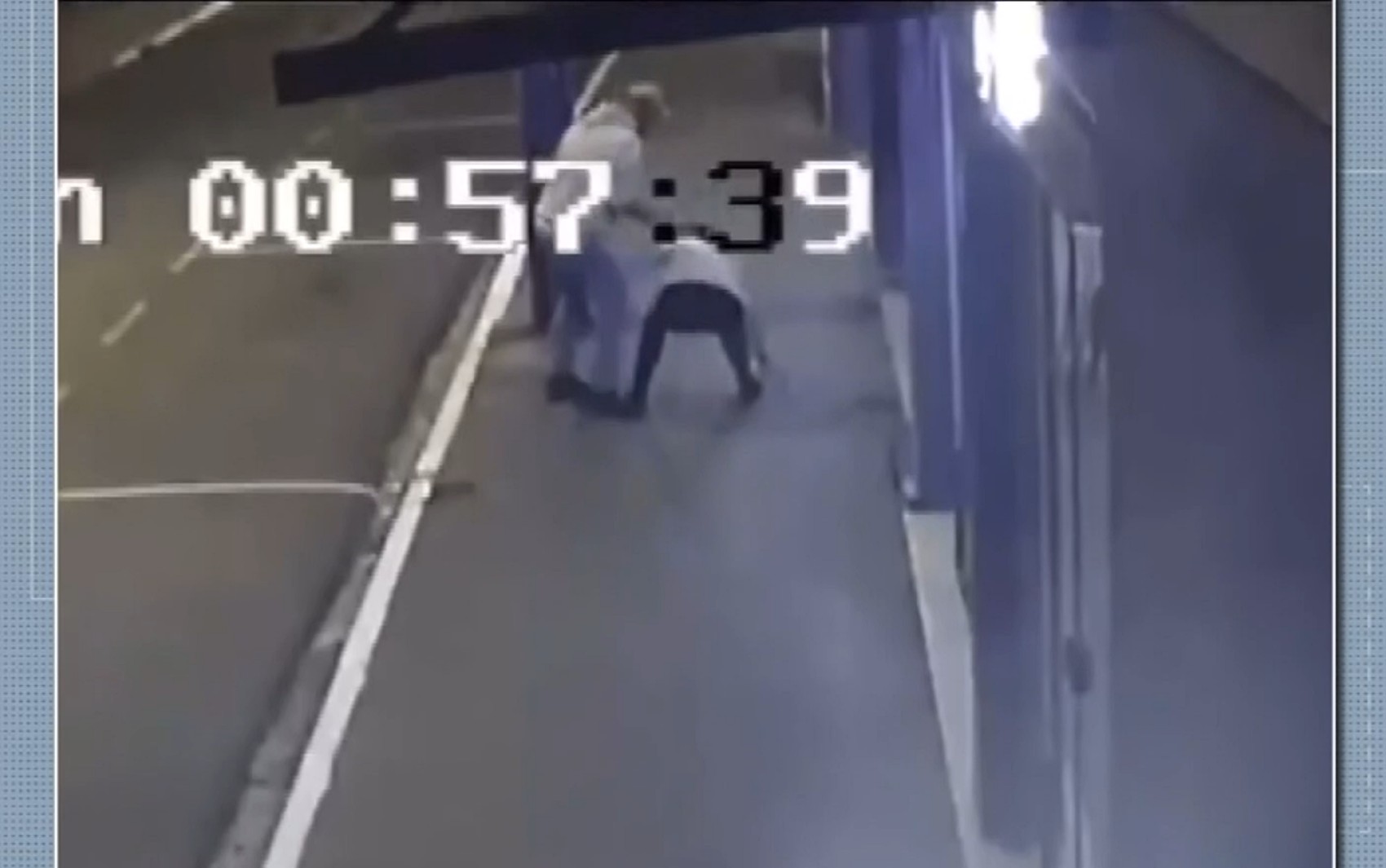 VÍDEO mostra homem agredindo companheira com chutes e socos em Jacutinga; suspeito está preso