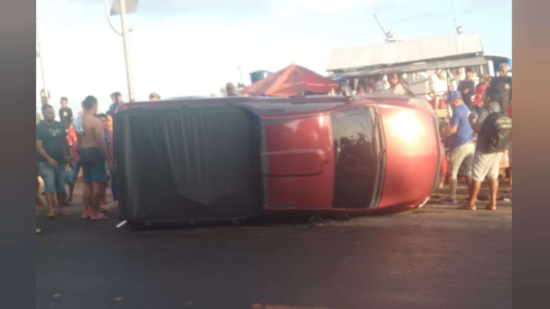 Veículo tomba após batida na Avenida Tapajós, em Santarém