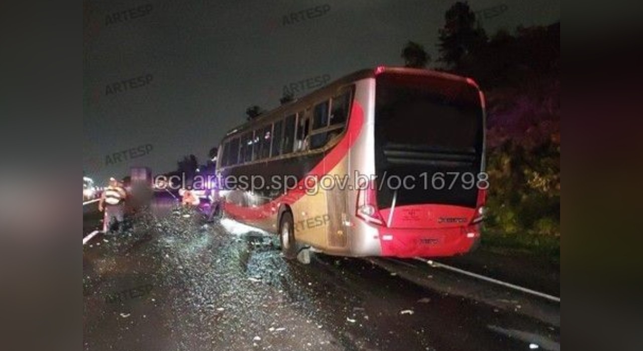 Motorista de ônibus fica gravemente ferido após bater contra caminhão em rodovia de Jundiaí