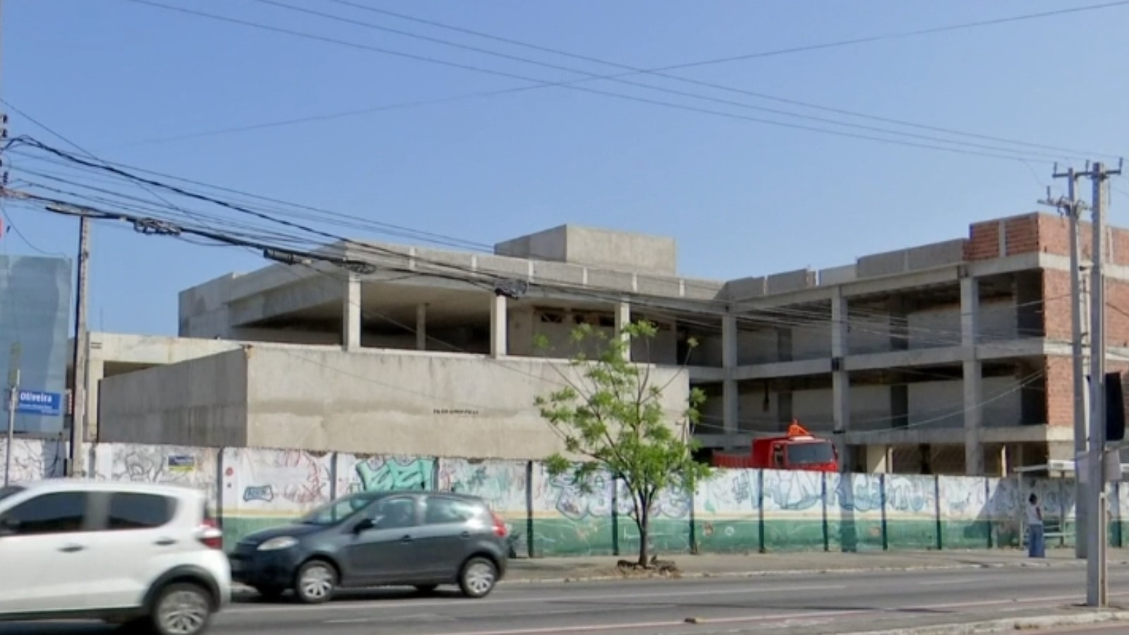 Falta de estrutura e insegurança: alunos denunciam problemas enquanto obra de escola se arrasta há três anos em Fortaleza