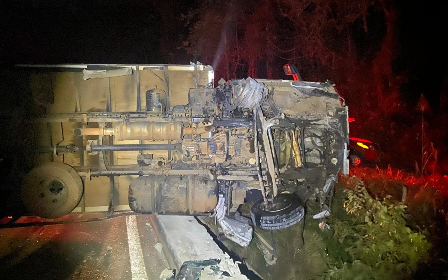 Motorista morre após caminhão capotar na BR-491, em Paraguaçu; dois atropelamentos também são registrados no Sul de MG