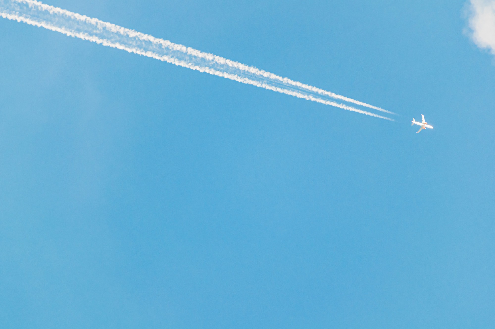 Por que as aeronaves deixam faixas brancas no céu? Entenda efeito no clima