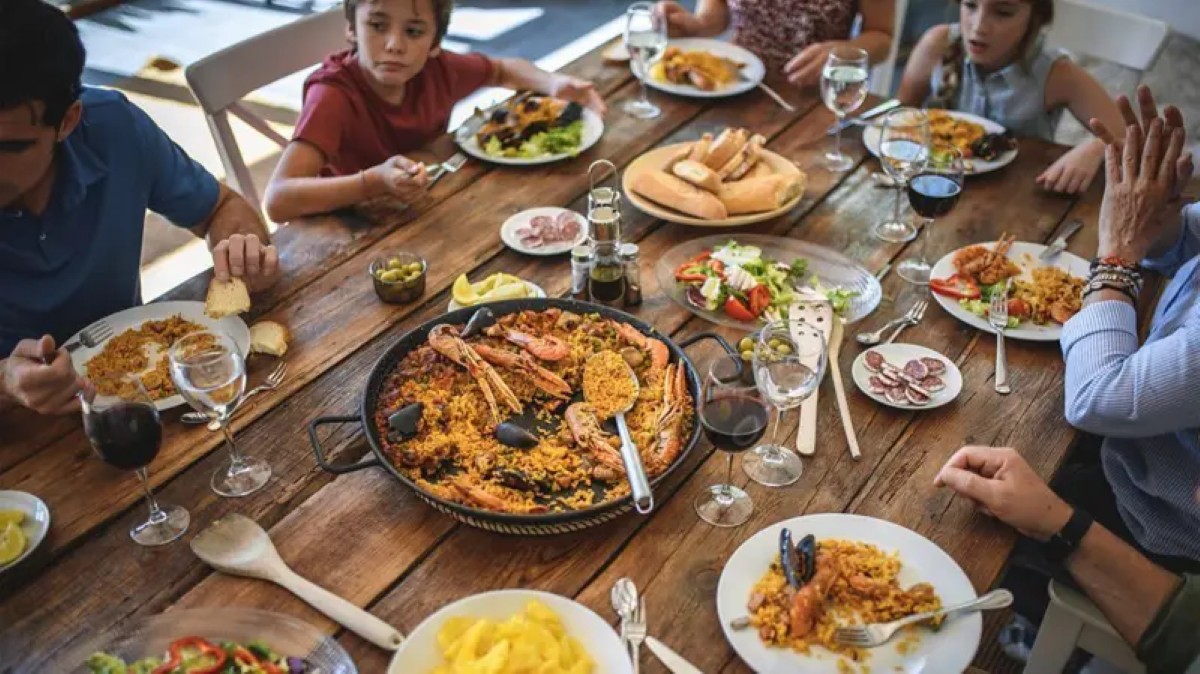 Qual é o melhor horário para jantar e por que comer a mesma coisa tem efeitos diferentes dependendo da hora do dia?