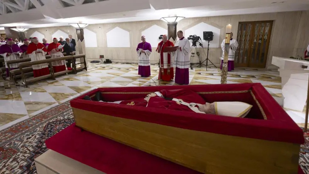 Principais atribuições de Farrell agora são preparar o funeral do papa Francisco e o conclave para a escolha do próximo papa. — Foto: Vatican Media via BBC