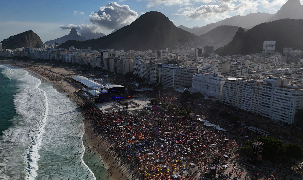 Fãs se reúnem antes do show aberto de Lady Gaga na Praia de Copacabana, no Rio de Janeiro. — Foto: REUTERS/Pilar Olivares