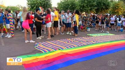 Parada LGBTQIA+ leva centenas de pessoas para as ruas de Palmas