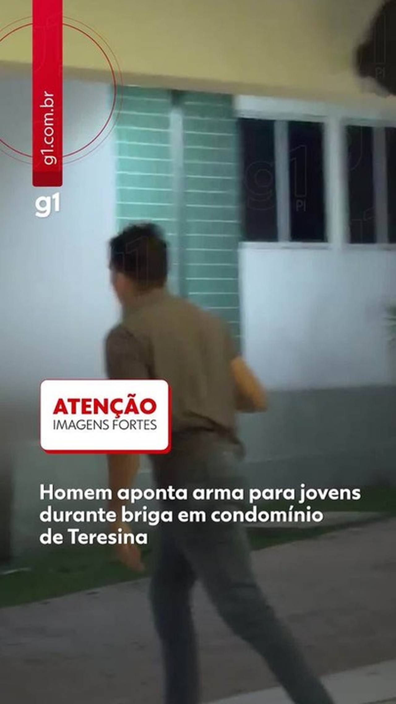 Polícia tem vídeo que mostra objetos sendo jogados em carro de homem filmado apontando arma para jovens no PI
