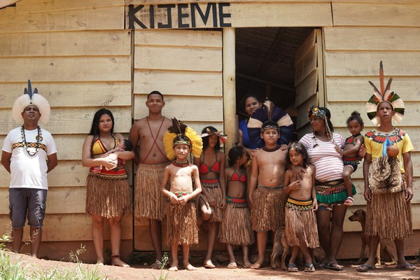 Indígenas da aldeia Naô Xohã Paraopeba, em São Joaquim de Bicas. 'Kijeme', em Pataxó, significa 'casa' — Foto: Leonardo Milagres/ g1