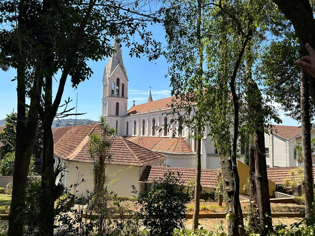 Saiba como visitar cervejaria artesanal que funciona há 130 anos no porão de igreja em MG