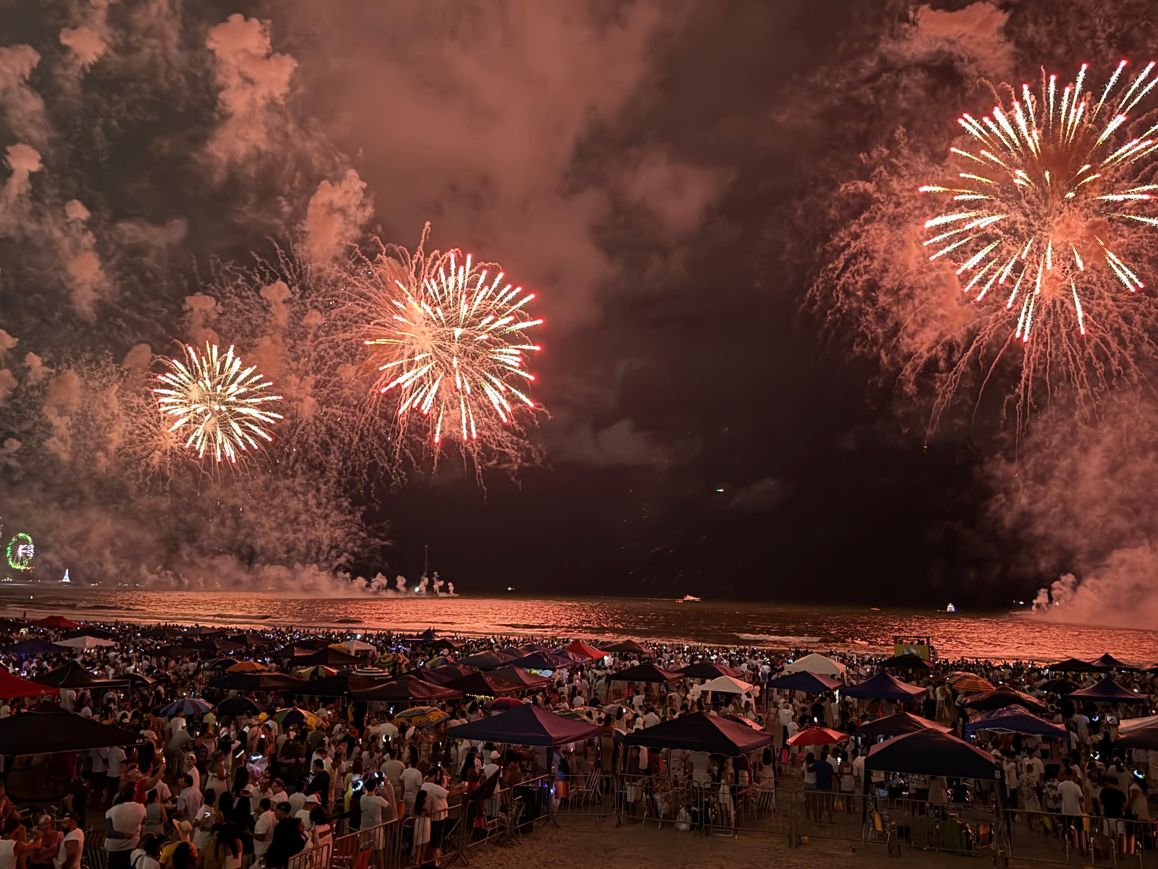 Show de fogos em Balneário Camboriú ilumina mar da Praia Central na chegada de 2025