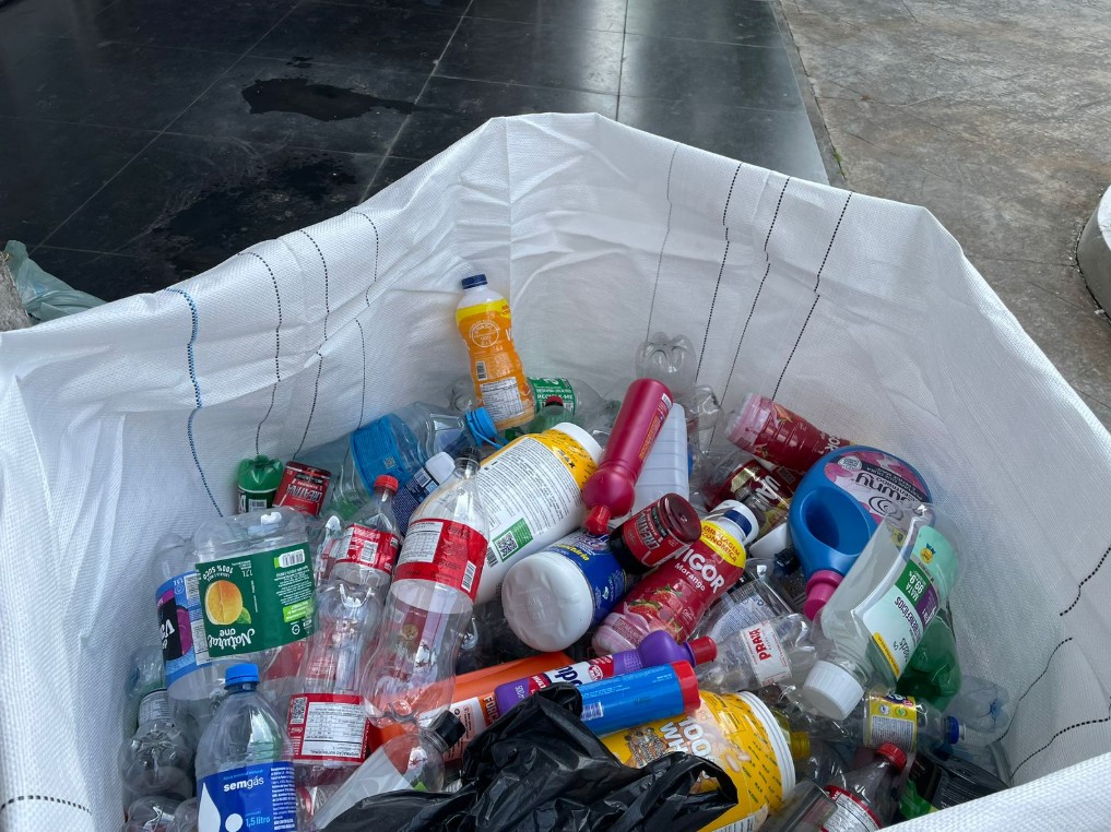 Cubatão inaugura espaço que troca recicláveis por produtos e serviços; entenda