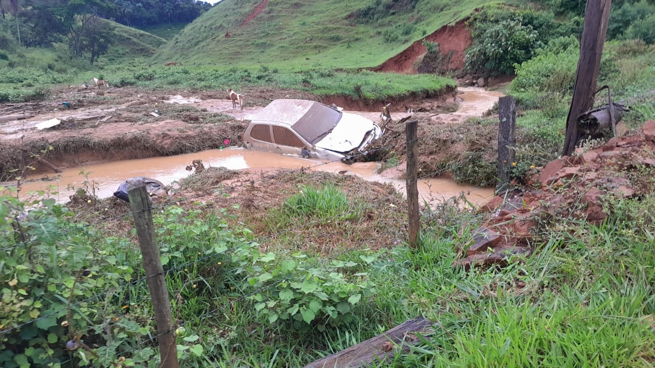 VÍDEO: Chuva carrega casa em Tabuleiro, e família é socorrida com vida