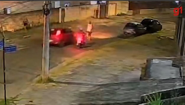 Homem agride ex-companheira e é atropelado por motorista que tentava defendê-la; VÍDEO