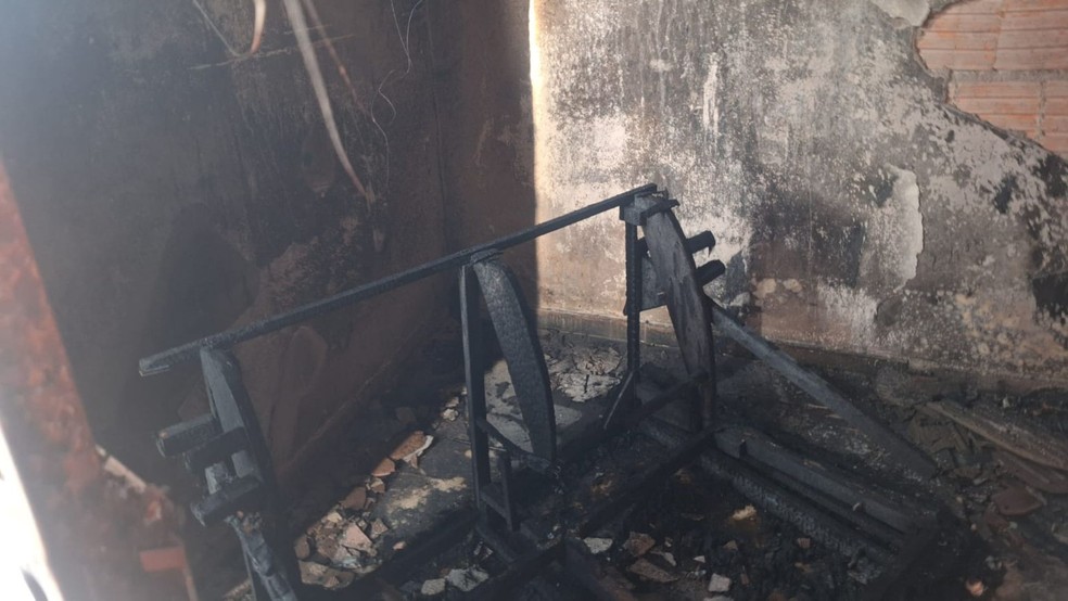 Adolescente de 17 anos ficou ferida ao tentar apagar o fogo &mdash; Foto: Defesa Civil/Divulga&ccedil;&atilde;o