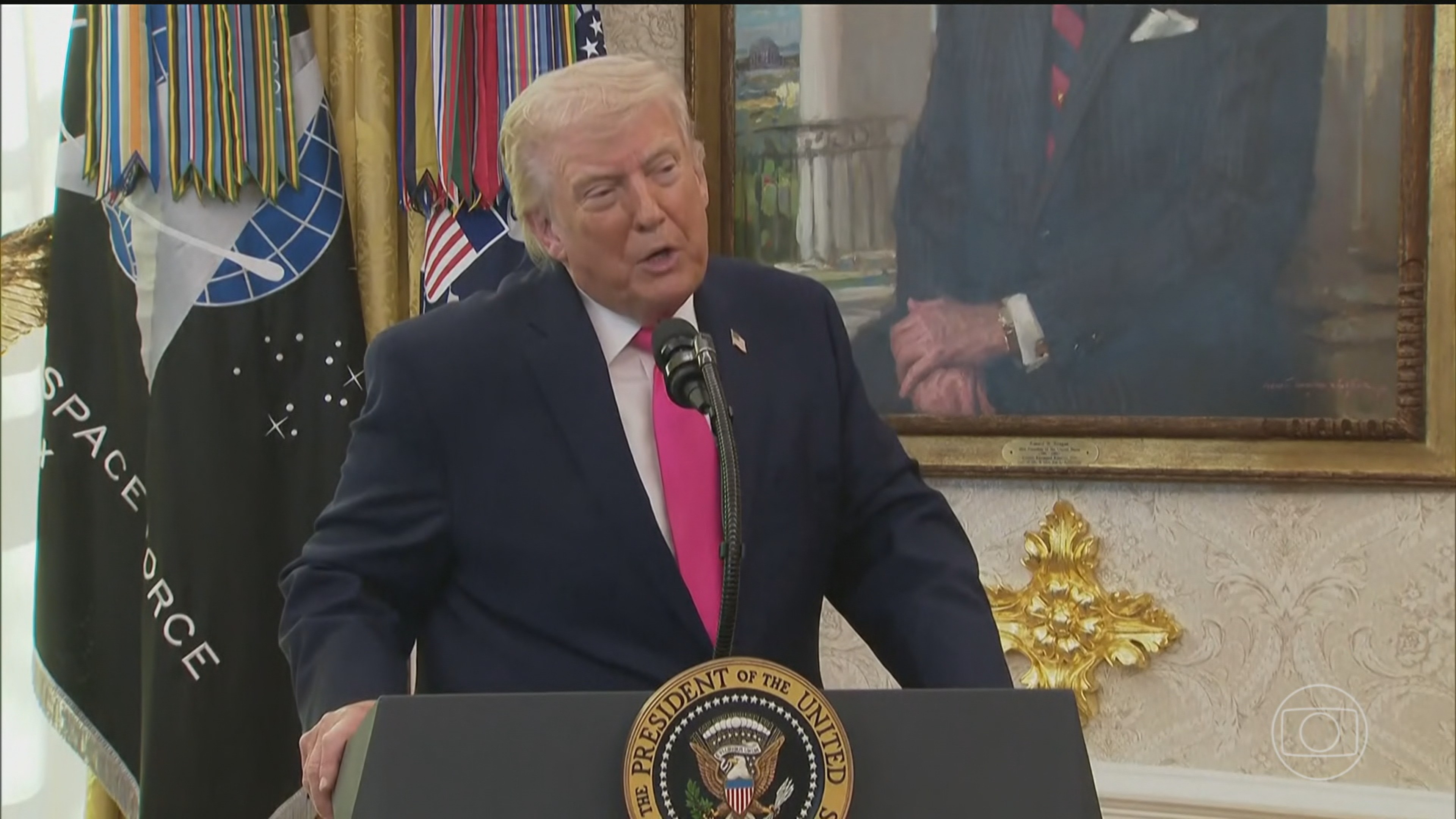 Donald Trump volta a dizer que negociações de paz com Irã estão correndo bem, apesar dos ataques dos dois lados