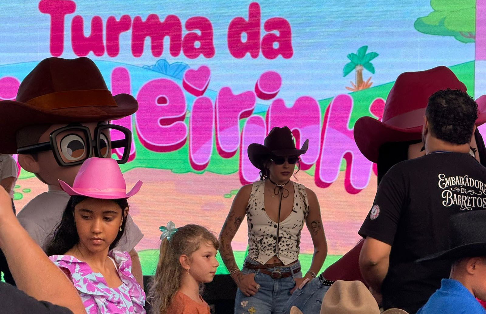 Ana Castela faz avant-première do desenho animado 'Turma da Boiadeirinha' para seletos miniconvidados