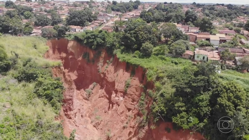 Em dez anos, as crateras engoliram 53 casas. Três, só neste ano. — Foto: Reprodução/Jornal Nacional