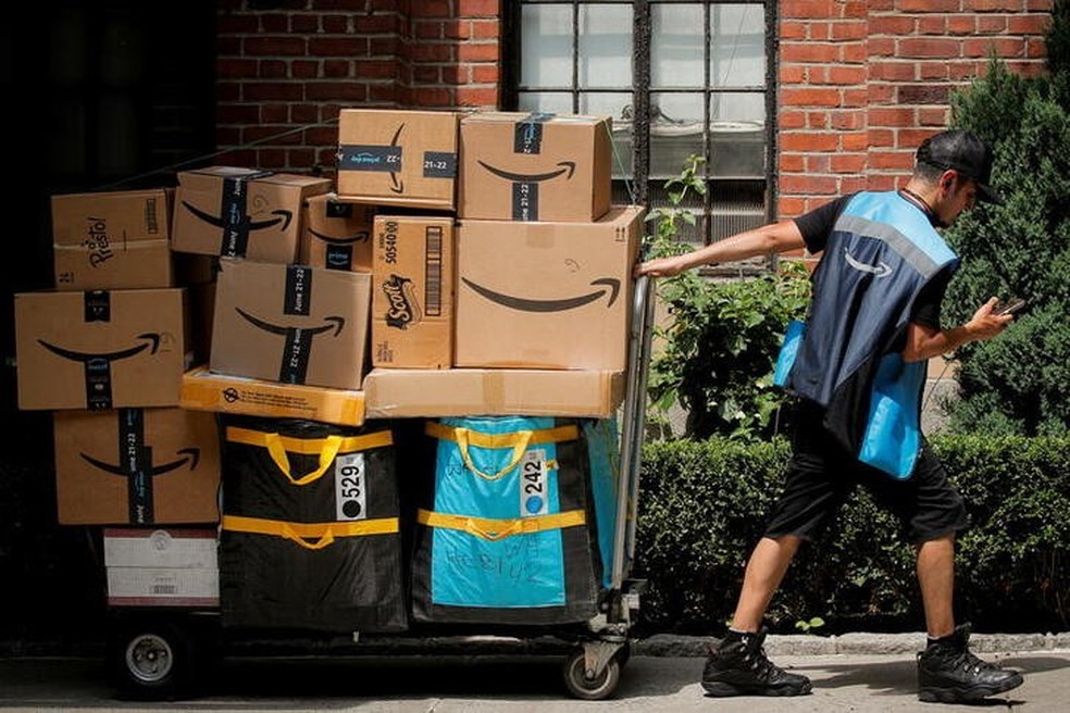 Entregador de produtos vendidos pela Amazon em Nova York. — Foto: Brendan McDermid/ Reuters