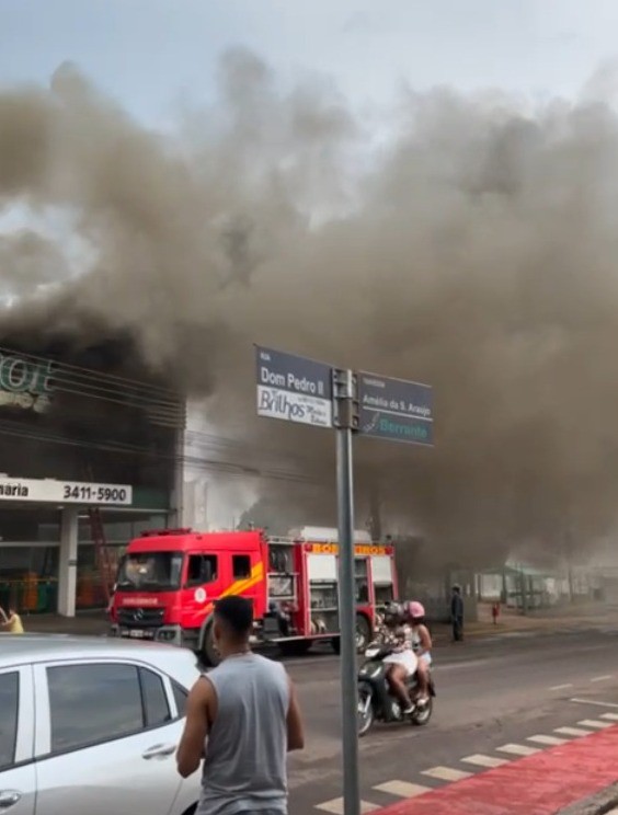 Incêndio de grandes proporções atinge empresa de agropecuária em MT; vídeo