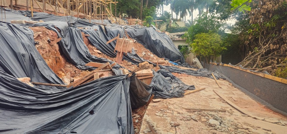 Construção na casa de Simone Mendes destruído pela chuva, que causou danos à residência de músico do Tihuana — Foto: Arquivo pessoal