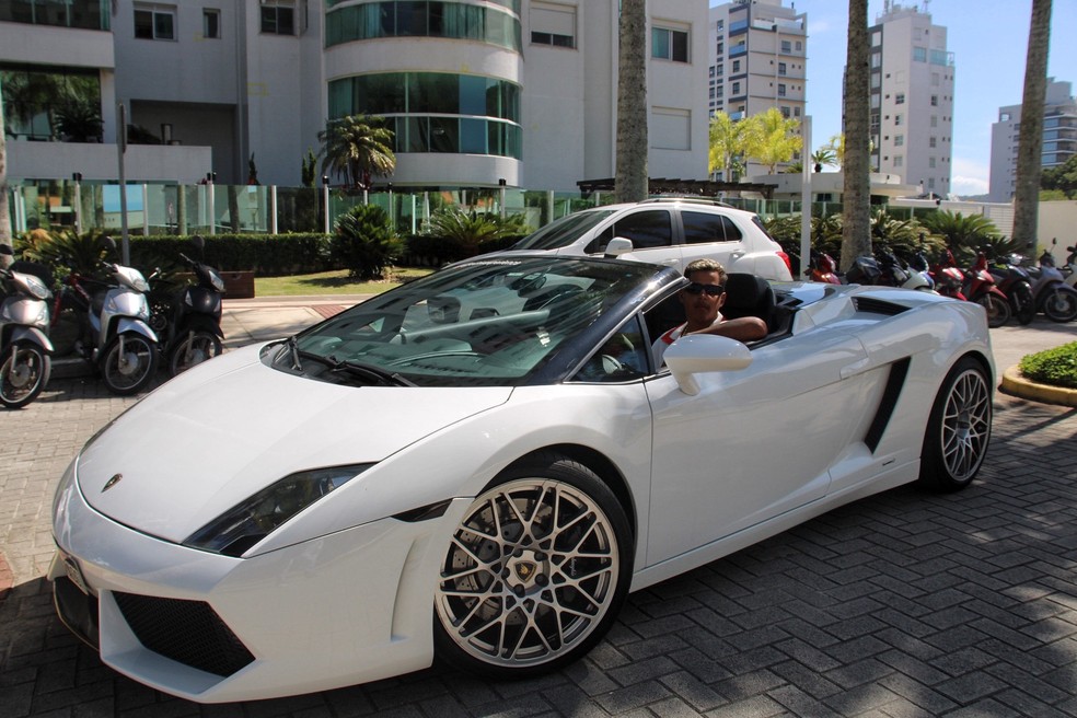 Empresa presta serviço de aluguel de carros de luxo em Balneário Camboriú — Foto: DriveXperience/ Divulgação