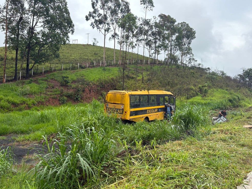 Micro-ônibus da Prefeitura de Bias Fortes tombou e deixou um morto na BR-267, em Lima Duarte — Foto: Marcus Pena/TV Integração