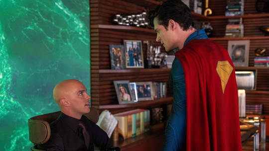 Novo 'Superman' político revolta ultradireita nos EUA - Conservadores americanos criticam o que consideram versão 'woke' do icônico super-herói. Crítico de Trump, diretor James Gunn afirma que filme foca na bondade humana.