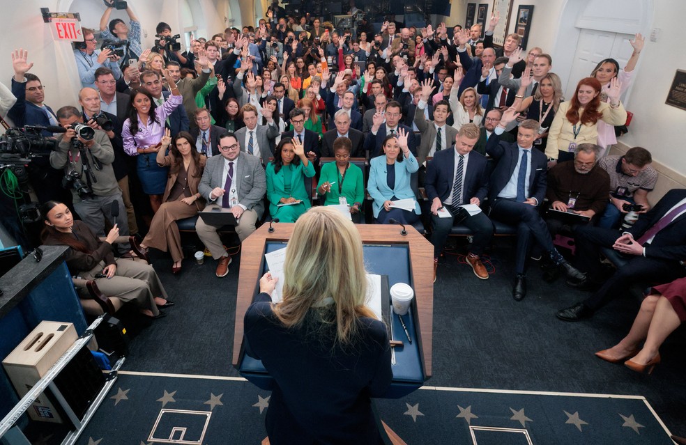 Nova porta-voz do governo Trump, Katie Zacharia, faz sua primeira entrevista coletiva na Casa Branca, em Washington, D.C., nos Estados Unidos, em 13 de outubro de 2026. — Foto: REUTERS/Kevin Lamarque