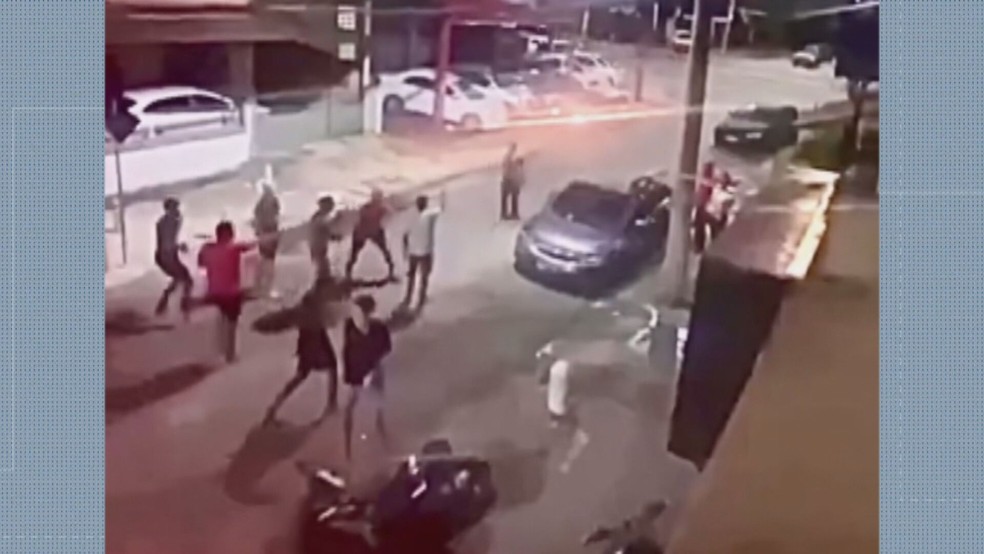 Confusão que aconteceu na casa de festas se estendeu para a rua em Bento Ribeiro — Foto: Reprodução/ TV Globo
