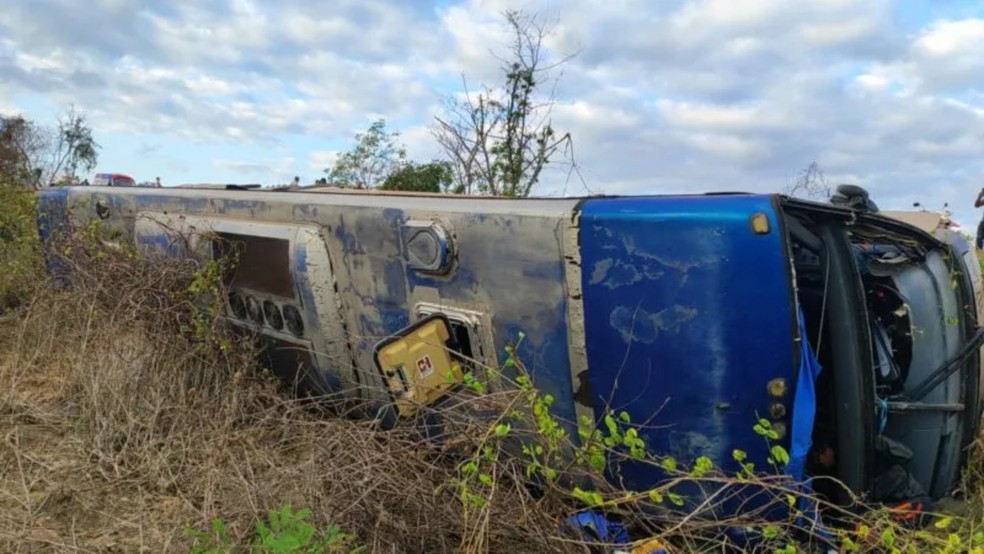 Ônibus com turistas tomba e deixa feridos a caminho de Jericoacoara — Foto: Arquivo pessoal