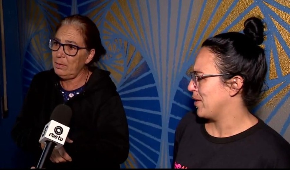 Rosângela e Jade Bruckhoff pediram ajuda para serem resgatadas em uma mensagem escrita com batom — Foto: Reprodução/TV Globo