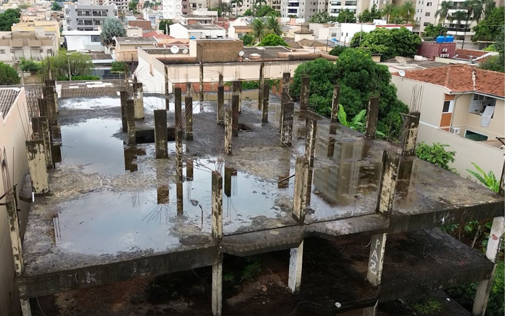 Possíveis criadouros do mosquito da dengue, prédios abandonados preocupam moradores de Ribeirão Preto, SP