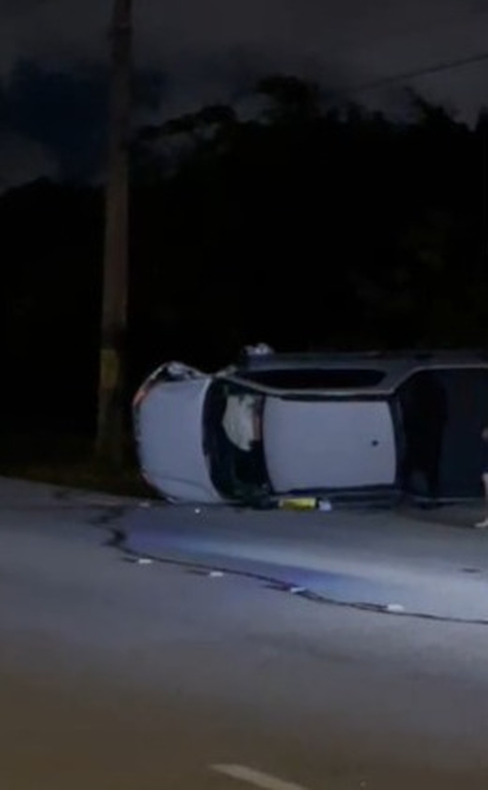 Caminhonete capotaou após bater em poste na Avenida Omar O'Grady, em Parnamirim. — Foto: Foto: Reprodução