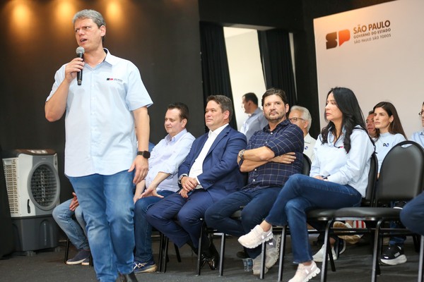 Tarcísio, os secretários Gilberto Kassab e Arthur Lima, o presidente da Alesp, André do Prado, e a primeira-dama de SP, Cristiane Freitas — Foto: Marcelo S. Camargo/ Governo do Estado de SP