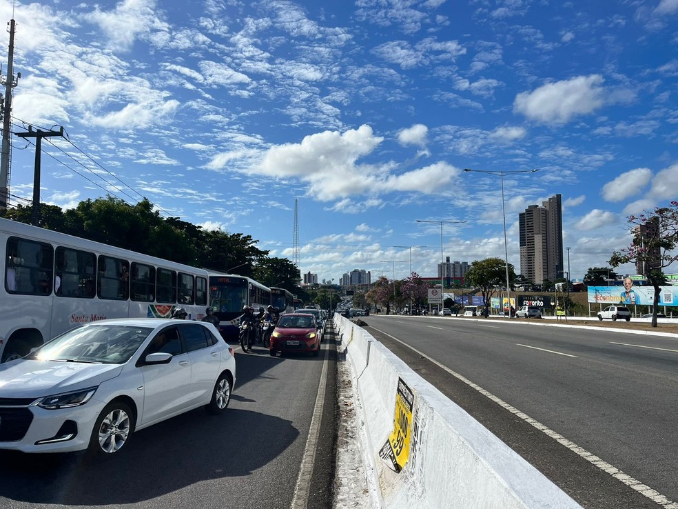 Manifestação causa congestionamento na BR-101 em Natal — Foto: Vinícius Marinho/Inter TV Cabugi