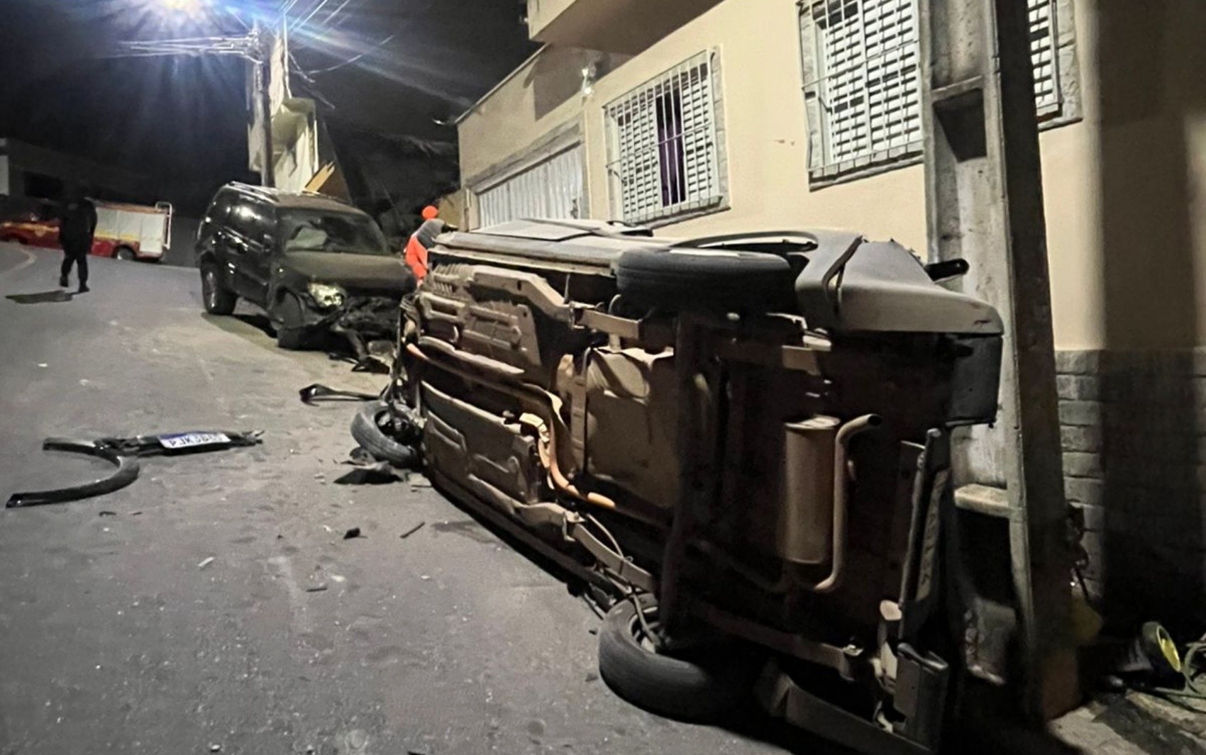 Utilitário esportivo bate em carros estacionados e destrói parte de casa em Pouso Alegre, MG