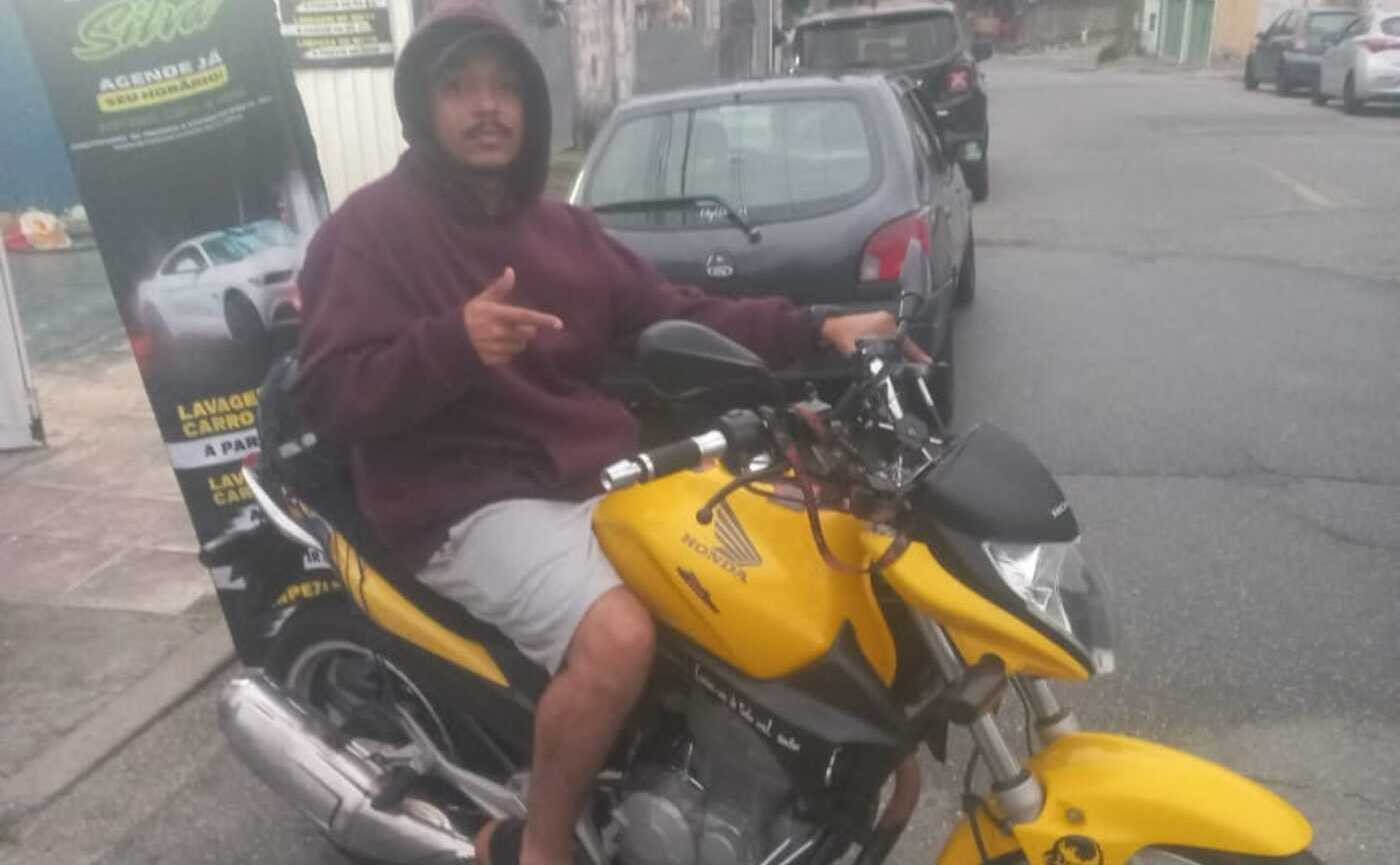 'Parece cena de filme', diz motociclista que caiu em pé e saiu andando depois de acidente com carro na Grande SP