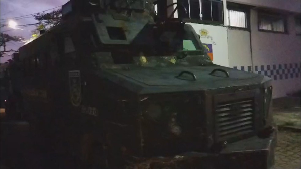 Blindado é usado em operação contra roubo de cargas e veículos de luxo na Zona Oeste do Rio — Foto: Reprodução/ TV Globo