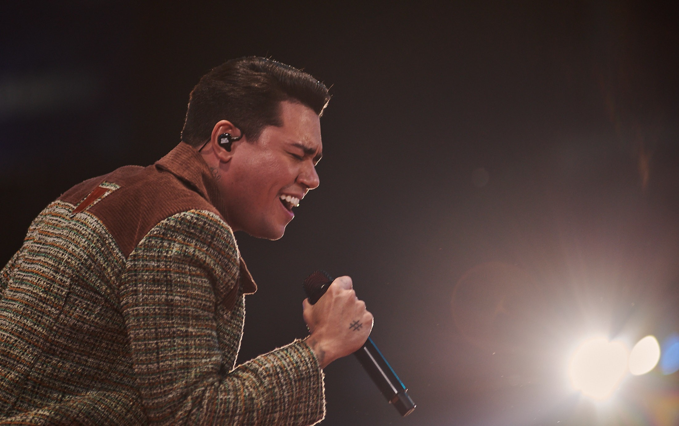 De surpresa, Felipe Araújo canta megahits do irmão, Cristiano, na arena da Festa do Peão de Barretos