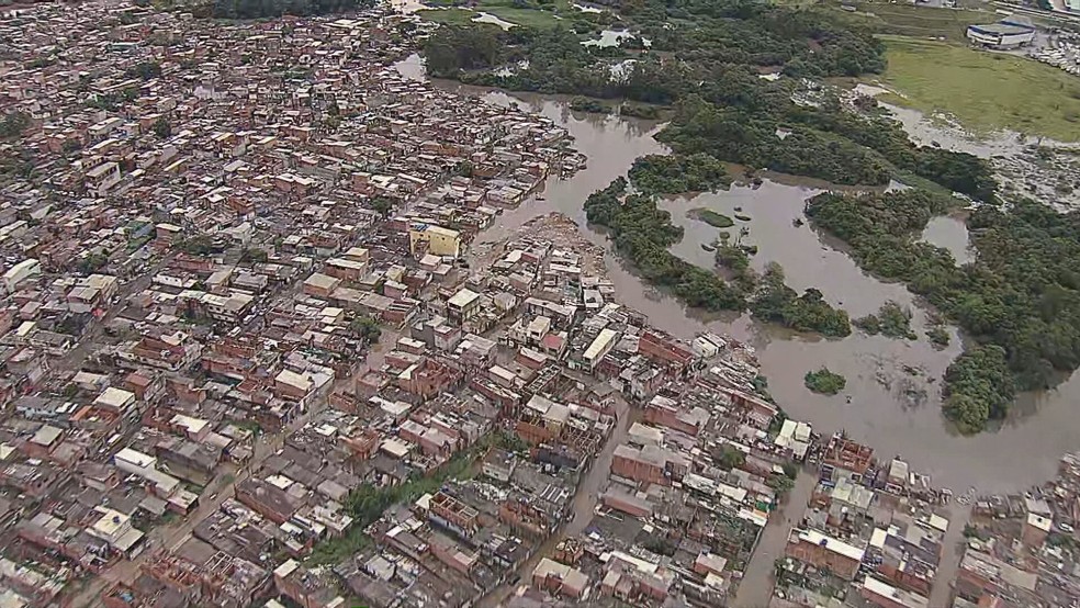 Jardim Pantanal, distrito de SP na Zona Leste, ficou alagado após forte chuva neste sábado (1º) — Foto: Reprodução/TV Globo
