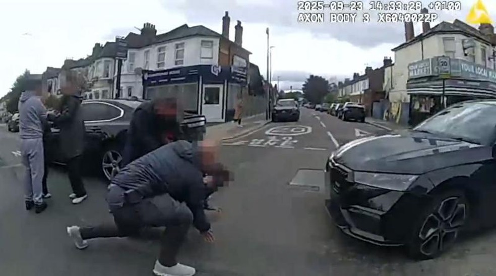 Dois homens são presos durante uma abordagem no meio da estrada por um carro da polícia sem identificação, conforme visto nas imagens da câmera corporal. — Foto: BBC
