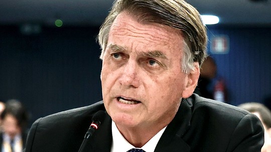 Bolsonaro usou medalha ligada ao pai de Mauro Cid para reagir a acusação de racismo - Condecoração foi articulada pelo pai de Mauro Cid em meio a acusações de racismo contra Bolsonaro e foi entregue após sua eleição à Presidência.