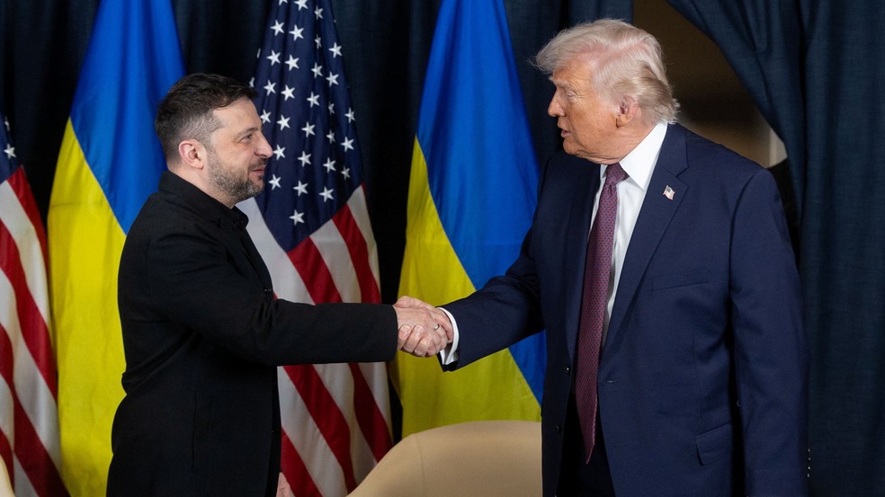 O presidente da Ucrânia, Volodymyr Zelenskiy, e o presidente dos EUA, Donald Trump, apertam as mãos durante reunião à margem do 56º Fórum Econômico Mundial (WEF), em Davos — Foto: Serviço de Imprensa da Presidência da Ucrânia/Divulgação via REUTERS